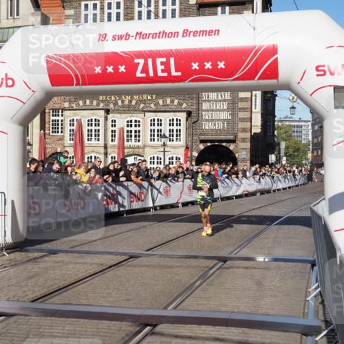 06.10.2024 - 19. swb-Marathon Bremen Luisa Fischer http://msf.ph/oto/7368594 06.10.2024 10:30:22 Ziel 8080 meine-sportfotos.de