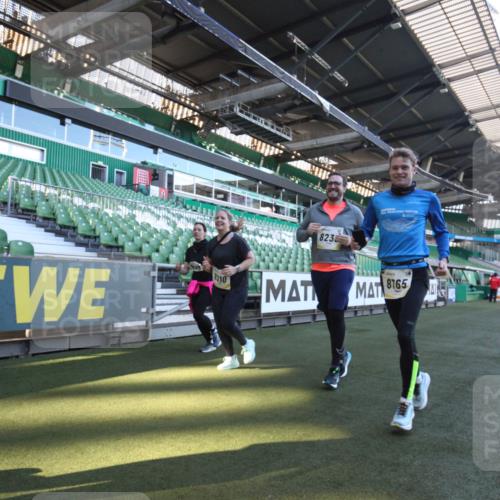 06.10.2024 - 19. swb-Marathon Bremen Yannick Fuchs http://msf.ph/oto/7368597 06.10.2024 10:41:04 Laufen im Stadion 7272, 7288, 7385, 7396, 7520, 7598, 7601, 7619, 7625, 7701, 7702, 7810, 7821, 7888, 7912, 7915, 7928, 7936, 7982, 8046, 8210, 8230, 8490, 8691, 8746, 8747, 8765, 8809, 8847, 8853, 8861, 8899, 8969, 8979, 9076, 9078 meine-sportfotos.de