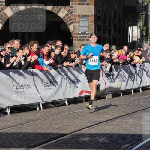 06.10.2024 - 19. swb-Marathon Bremen Luisa Fischer http://msf.ph/oto/7368647 06.10.2024 10:30:47 Ziel 8560 meine-sportfotos.de