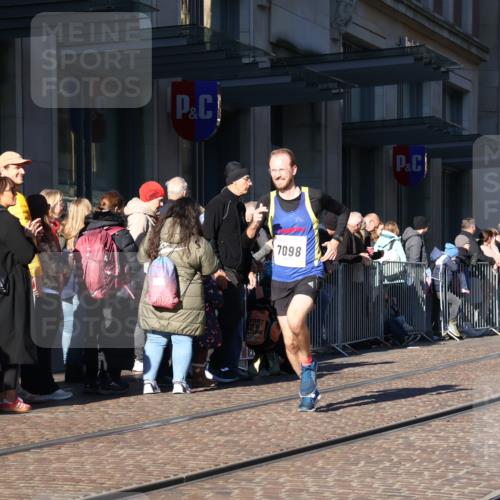 06.10.2024 - 19. swb-Marathon Bremen Strokosch-Dieckow http://msf.ph/oto/7368922 06.10.2024 10:35:20 Laufen 7098, 8948 meine-sportfotos.de
