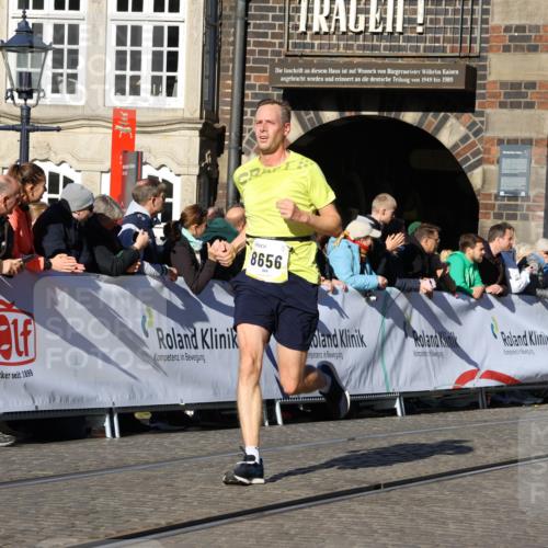 06.10.2024 - 19. swb-Marathon Bremen Strokosch-Dieckow http://msf.ph/oto/7368983 06.10.2024 10:41:17 Ziel 8095, 8571, 8656 meine-sportfotos.de