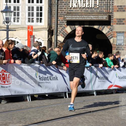 06.10.2024 - 19. swb-Marathon Bremen Strokosch-Dieckow http://msf.ph/oto/7369063 06.10.2024 10:41:20 Ziel 8571, 8656 meine-sportfotos.de