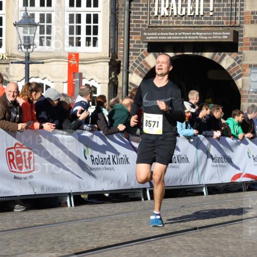 06.10.2024 - 19. swb-Marathon Bremen Strokosch-Dieckow http://msf.ph/oto/7369094 06.10.2024 10:41:20 Ziel 8571, 8656 meine-sportfotos.de