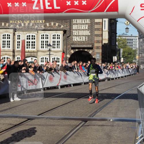 06.10.2024 - 19. swb-Marathon Bremen Luisa Fischer http://msf.ph/oto/7369101 06.10.2024 10:31:14 Ziel 8500, 9039 meine-sportfotos.de