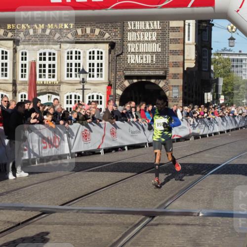 06.10.2024 - 19. swb-Marathon Bremen Luisa Fischer http://msf.ph/oto/7369118 06.10.2024 10:31:14 Ziel 8500, 9039 meine-sportfotos.de