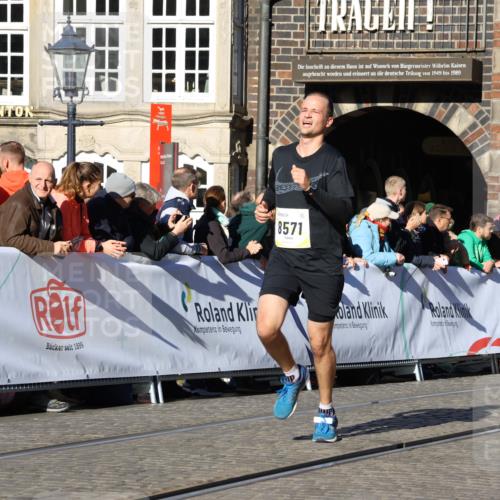 06.10.2024 - 19. swb-Marathon Bremen Strokosch-Dieckow http://msf.ph/oto/7369125 06.10.2024 10:41:20 Ziel 8571, 8656 meine-sportfotos.de