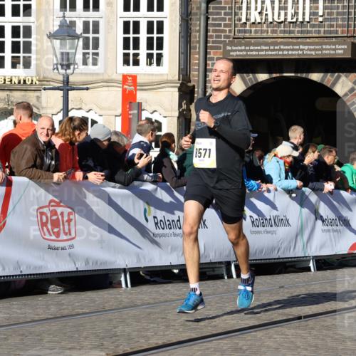 06.10.2024 - 19. swb-Marathon Bremen Strokosch-Dieckow http://msf.ph/oto/7369152 06.10.2024 10:41:20 Ziel 8571, 8656 meine-sportfotos.de