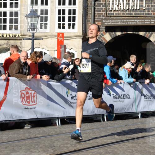 06.10.2024 - 19. swb-Marathon Bremen Strokosch-Dieckow http://msf.ph/oto/7369173 06.10.2024 10:41:20 Ziel 8571, 8656 meine-sportfotos.de