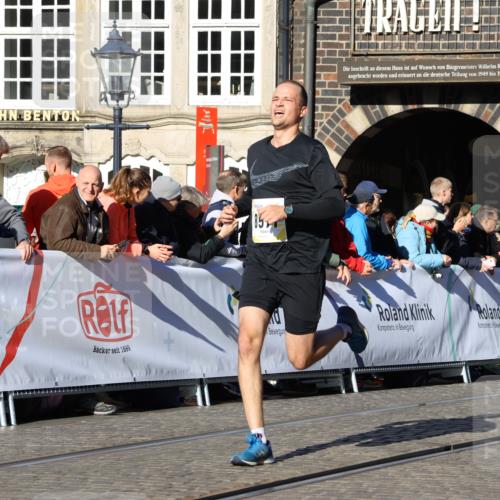 06.10.2024 - 19. swb-Marathon Bremen Strokosch-Dieckow http://msf.ph/oto/7369196 06.10.2024 10:41:20 Ziel 8571, 8656 meine-sportfotos.de