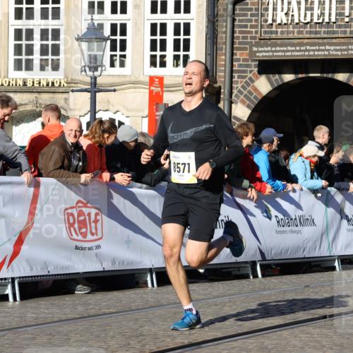 06.10.2024 - 19. swb-Marathon Bremen Strokosch-Dieckow http://msf.ph/oto/7369230 06.10.2024 10:41:20 Ziel 8571, 8656 meine-sportfotos.de