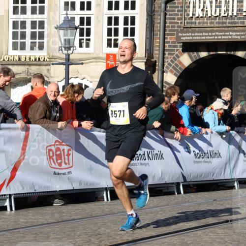 06.10.2024 - 19. swb-Marathon Bremen Strokosch-Dieckow http://msf.ph/oto/7369260 06.10.2024 10:41:20 Ziel 8571, 8656 meine-sportfotos.de
