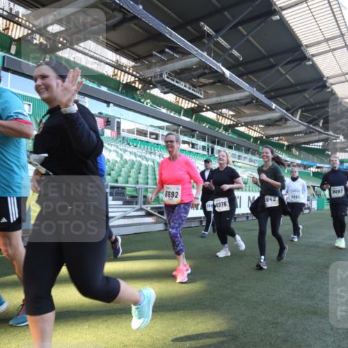 06.10.2024 - 19. swb-Marathon Bremen Yannick Fuchs http://msf.ph/oto/7369347 06.10.2024 10:42:32 Laufen im Stadion 7069, 7096, 7097, 7174, 7291, 7422, 7426, 7483, 7497, 7676, 7755, 7795, 8087, 8262, 8280, 8281, 8284, 8299, 8307, 8386, 8387, 8484, 8487, 8503, 8669, 8692, 8706, 8882, 8886, 8887, 8917, 8942, 8959, 8963, 8976, 9998 meine-sportfotos.de