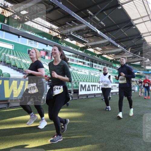 06.10.2024 - 19. swb-Marathon Bremen Yannick Fuchs http://msf.ph/oto/7369357 06.10.2024 10:42:34 Laufen im Stadion 7069, 7096, 7097, 7174, 7291, 7422, 7426, 7483, 7497, 7676, 7755, 7795, 8087, 8262, 8280, 8281, 8284, 8299, 8307, 8484, 8487, 8503, 8669, 8692, 8706, 8882, 8886, 8887, 8942, 8959, 8963, 8976, 9998 meine-sportfotos.de