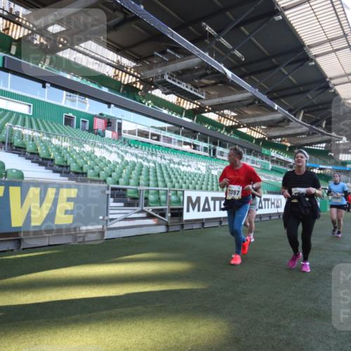 06.10.2024 - 19. swb-Marathon Bremen Yannick Fuchs http://msf.ph/oto/7369381 06.10.2024 10:42:37 Laufen im Stadion 7069, 7096, 7097, 7174, 7291, 7422, 7426, 7497, 7676, 7795, 8087, 8262, 8280, 8281, 8284, 8299, 8307, 8484, 8487, 8669, 8692, 8706, 8882, 8886, 8887, 8942, 8963, 8976, 9998 meine-sportfotos.de