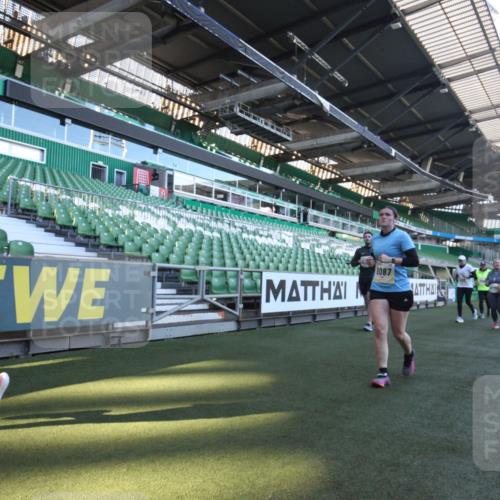 06.10.2024 - 19. swb-Marathon Bremen Yannick Fuchs http://msf.ph/oto/7369402 06.10.2024 10:42:40 Laufen im Stadion 7069, 7096, 7097, 7174, 7422, 7426, 7497, 7795, 8087, 8262, 8280, 8281, 8284, 8299, 8307, 8484, 8487, 8669, 8692, 8706, 8882, 8886, 8887, 8942, 8963, 8976, 9998 meine-sportfotos.de