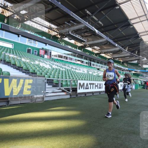 06.10.2024 - 19. swb-Marathon Bremen Yannick Fuchs http://msf.ph/oto/7369438 06.10.2024 10:42:53 Laufen im Stadion 7069, 7174, 7271, 7368, 7422, 7704, 7822, 7859, 8243, 8262, 8280, 8281, 8284, 8484, 8487, 8851, 8963, 9998 meine-sportfotos.de