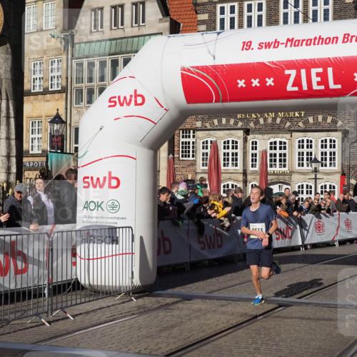 06.10.2024 - 19. swb-Marathon Bremen Luisa Fischer http://msf.ph/oto/7369446 06.10.2024 10:32:07 Ziel 8300, 8513 meine-sportfotos.de