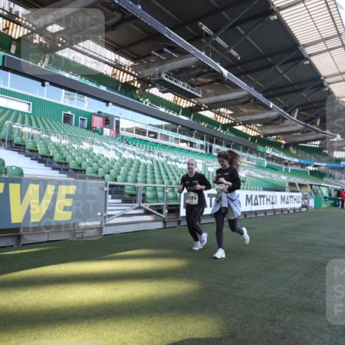 06.10.2024 - 19. swb-Marathon Bremen Yannick Fuchs http://msf.ph/oto/7369448 06.10.2024 10:42:54 Laufen im Stadion 7069, 7174, 7271, 7368, 7422, 7704, 7822, 7859, 8243, 8262, 8280, 8281, 8284, 8484, 8487, 8851, 8963, 9998 meine-sportfotos.de