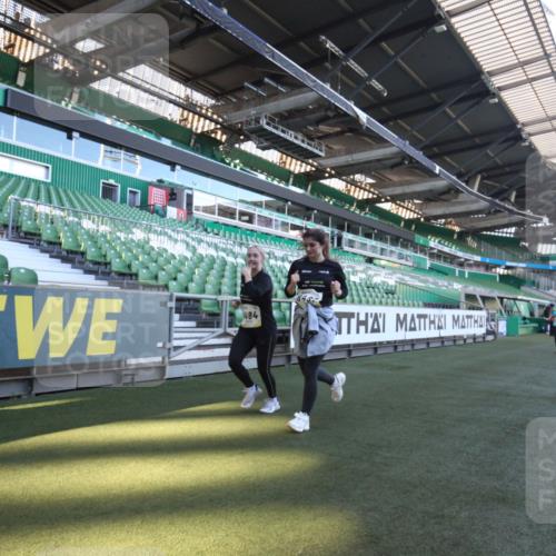 06.10.2024 - 19. swb-Marathon Bremen Yannick Fuchs http://msf.ph/oto/7369456 06.10.2024 10:42:55 Laufen im Stadion 7069, 7174, 7271, 7368, 7422, 7704, 7822, 7835, 7859, 8243, 8262, 8280, 8281, 8284, 8484, 8487, 8851, 8963 meine-sportfotos.de
