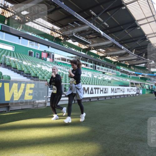 06.10.2024 - 19. swb-Marathon Bremen Yannick Fuchs http://msf.ph/oto/7369466 06.10.2024 10:42:55 Laufen im Stadion 7069, 7174, 7271, 7368, 7422, 7704, 7822, 7835, 7859, 8243, 8262, 8280, 8281, 8284, 8484, 8487, 8851, 8963 meine-sportfotos.de