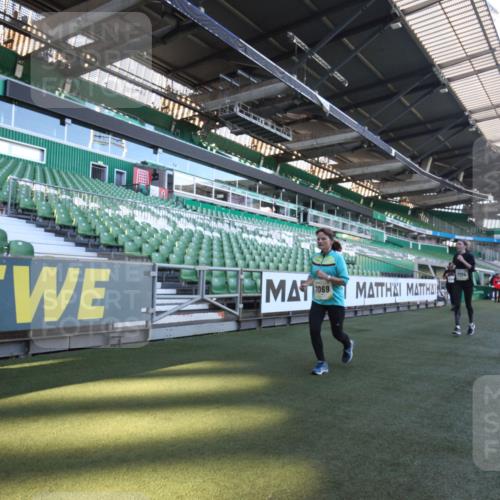 06.10.2024 - 19. swb-Marathon Bremen Yannick Fuchs http://msf.ph/oto/7369480 06.10.2024 10:43:00 Laufen im Stadion 7069, 7174, 7271, 7368, 7704, 7733, 7822, 7835, 7859, 8243, 8262, 8280, 8281, 8284, 8484, 8487, 8851, 8963 meine-sportfotos.de