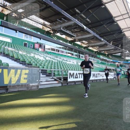 06.10.2024 - 19. swb-Marathon Bremen Yannick Fuchs http://msf.ph/oto/7369497 06.10.2024 10:43:02 Laufen im Stadion 7069, 7174, 7271, 7368, 7704, 7733, 7822, 7835, 7859, 7959, 7961, 8243, 8262, 8280, 8281, 8284, 8484, 8487, 8851, 8878, 8963 meine-sportfotos.de