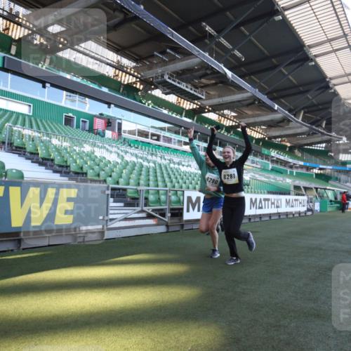 06.10.2024 - 19. swb-Marathon Bremen Yannick Fuchs http://msf.ph/oto/7369510 06.10.2024 10:43:05 Laufen im Stadion 7069, 7174, 7271, 7293, 7368, 7421, 7438, 7704, 7733, 7822, 7824, 7835, 7859, 7959, 7961, 8243, 8262, 8280, 8281, 8284, 8487, 8851, 8878, 8963 meine-sportfotos.de