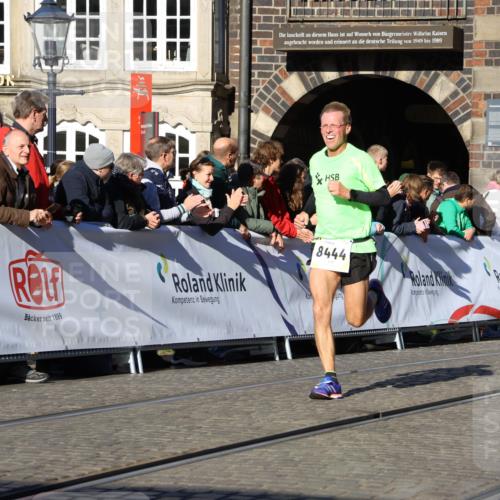 06.10.2024 - 19. swb-Marathon Bremen Strokosch-Dieckow http://msf.ph/oto/7369522 06.10.2024 10:41:48 Ziel 7033, 8444, 8446, 9026, 9064 meine-sportfotos.de