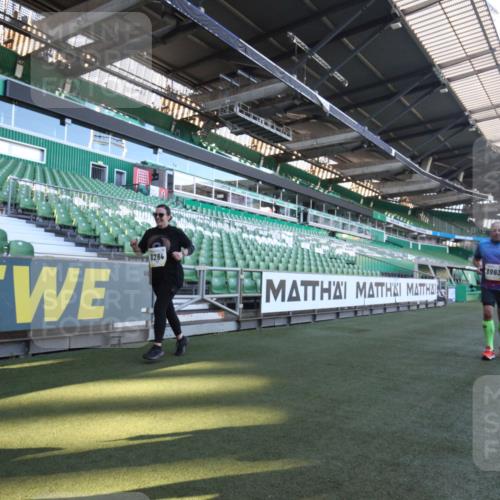 06.10.2024 - 19. swb-Marathon Bremen Yannick Fuchs http://msf.ph/oto/7369530 06.10.2024 10:43:06 Laufen im Stadion 7069, 7174, 7271, 7293, 7368, 7421, 7438, 7704, 7733, 7822, 7824, 7835, 7859, 7959, 7961, 8243, 8262, 8280, 8281, 8284, 8851, 8878, 8963 meine-sportfotos.de