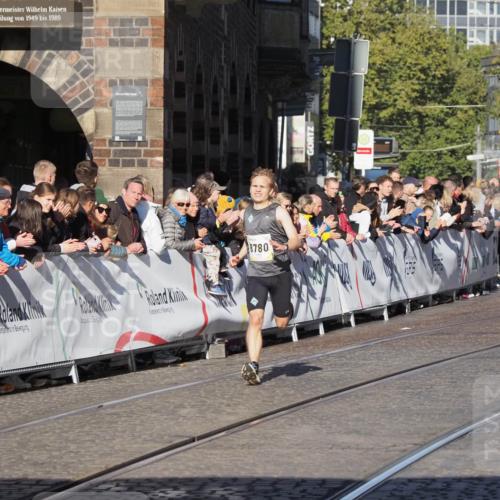 06.10.2024 - 19. swb-Marathon Bremen Luisa Fischer http://msf.ph/oto/7369606 06.10.2024 10:32:30 Ziel 8780 meine-sportfotos.de