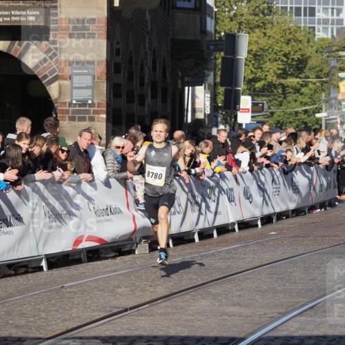06.10.2024 - 19. swb-Marathon Bremen Luisa Fischer http://msf.ph/oto/7369622 06.10.2024 10:32:30 Ziel 8780 meine-sportfotos.de