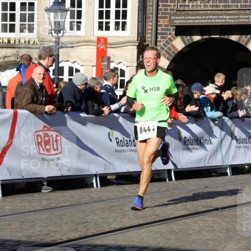 06.10.2024 - 19. swb-Marathon Bremen Strokosch-Dieckow http://msf.ph/oto/7369635 06.10.2024 10:41:48 Ziel 7033, 8444, 8446, 9026, 9064 meine-sportfotos.de