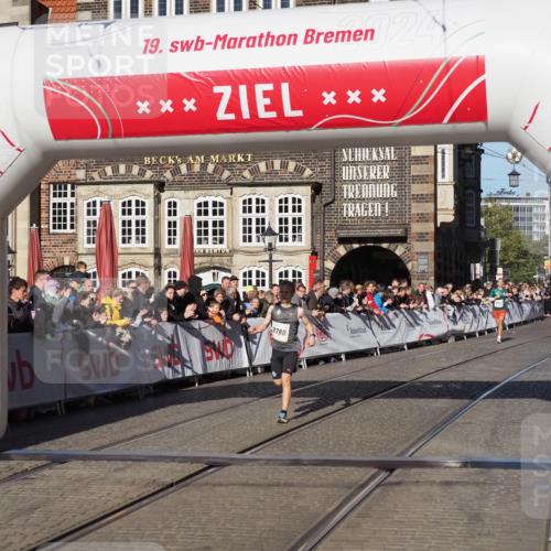 06.10.2024 - 19. swb-Marathon Bremen Luisa Fischer http://msf.ph/oto/7369666 06.10.2024 10:32:33 Ziel 8753, 8780 meine-sportfotos.de