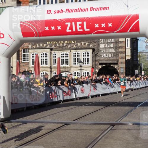 06.10.2024 - 19. swb-Marathon Bremen Luisa Fischer http://msf.ph/oto/7369698 06.10.2024 10:32:35 Ziel 8753, 8780 meine-sportfotos.de