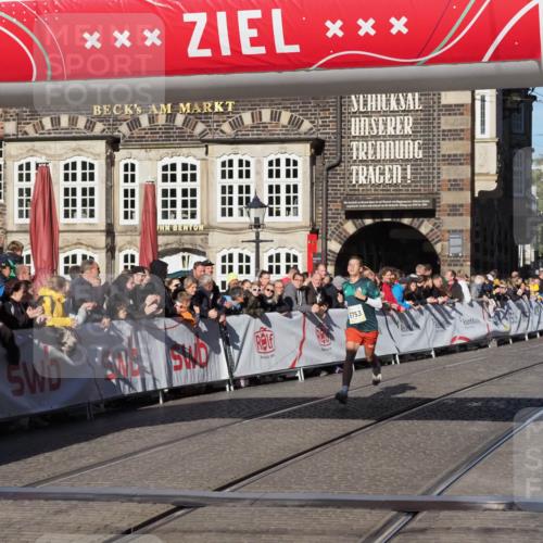 06.10.2024 - 19. swb-Marathon Bremen Luisa Fischer http://msf.ph/oto/7369714 06.10.2024 10:32:36 Ziel 8753, 8780 meine-sportfotos.de