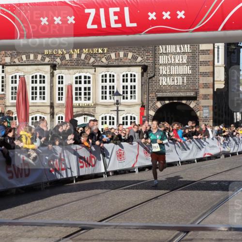 06.10.2024 - 19. swb-Marathon Bremen Luisa Fischer http://msf.ph/oto/7369723 06.10.2024 10:32:36 Ziel 8753, 8780 meine-sportfotos.de