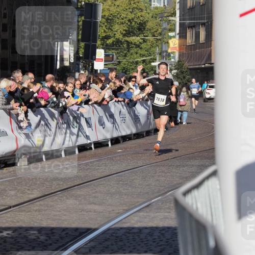 06.10.2024 - 19. swb-Marathon Bremen Luisa Fischer http://msf.ph/oto/7370023 06.10.2024 10:33:27 Ziel 7838 meine-sportfotos.de