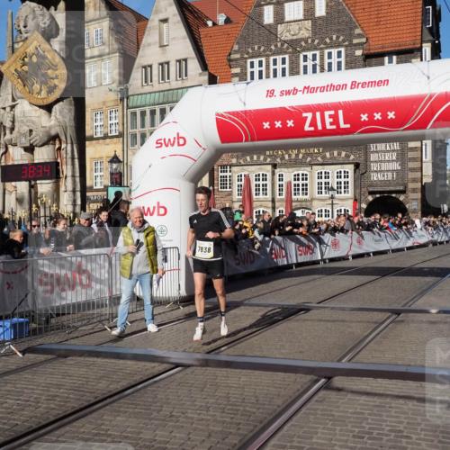 06.10.2024 - 19. swb-Marathon Bremen Luisa Fischer http://msf.ph/oto/7370302 06.10.2024 10:33:34 Ziel 7838 meine-sportfotos.de