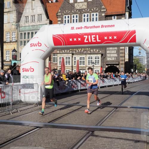 06.10.2024 - 19. swb-Marathon Bremen Luisa Fischer http://msf.ph/oto/7370449 06.10.2024 10:33:54 Ziel 8139, 8543, 8735 meine-sportfotos.de