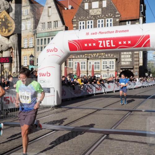 06.10.2024 - 19. swb-Marathon Bremen Luisa Fischer http://msf.ph/oto/7370521 06.10.2024 10:33:55 Ziel 8139, 8543, 8735 meine-sportfotos.de