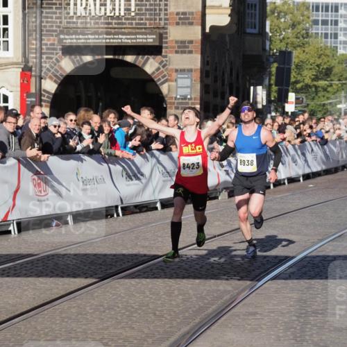 06.10.2024 - 19. swb-Marathon Bremen Luisa Fischer http://msf.ph/oto/7370644 06.10.2024 10:34:04 Ziel 8423, 8938 meine-sportfotos.de