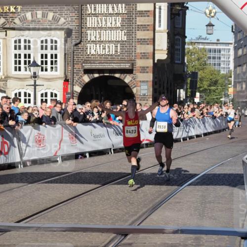 06.10.2024 - 19. swb-Marathon Bremen Luisa Fischer http://msf.ph/oto/7370662 06.10.2024 10:34:05 Ziel 8423, 8750, 8938 meine-sportfotos.de
