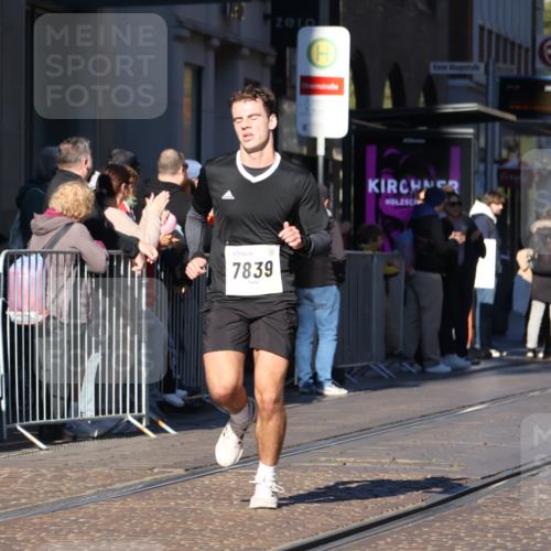 06.10.2024 - 19. swb-Marathon Bremen Strokosch-Dieckow http://msf.ph/oto/7370683 06.10.2024 10:37:30 Laufen 7019, 7646, 7839, 7963, 8397, 8583, 8602, 8631, 8755 meine-sportfotos.de