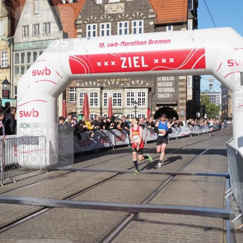 06.10.2024 - 19. swb-Marathon Bremen Luisa Fischer http://msf.ph/oto/7370776 06.10.2024 10:34:06 Ziel 8423, 8750, 8938 meine-sportfotos.de