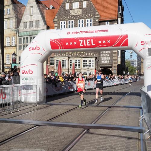 06.10.2024 - 19. swb-Marathon Bremen Luisa Fischer http://msf.ph/oto/7370796 06.10.2024 10:34:06 Ziel 8423, 8750, 8938 meine-sportfotos.de