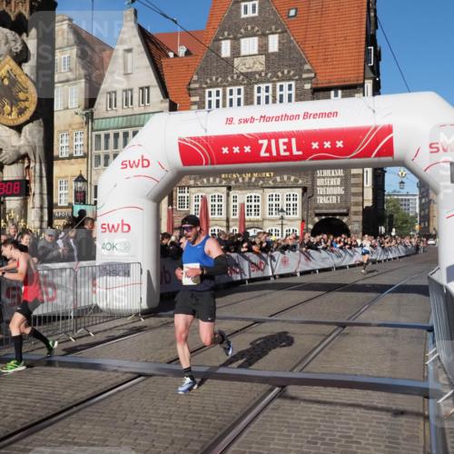 06.10.2024 - 19. swb-Marathon Bremen Luisa Fischer http://msf.ph/oto/7370915 06.10.2024 10:34:08 Ziel 8423, 8750, 8938 meine-sportfotos.de