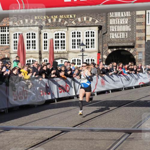 06.10.2024 - 19. swb-Marathon Bremen Luisa Fischer http://msf.ph/oto/7370973 06.10.2024 10:34:10 Ziel 8423, 8750, 8938 meine-sportfotos.de