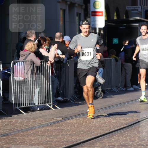 06.10.2024 - 19. swb-Marathon Bremen Strokosch-Dieckow http://msf.ph/oto/7370985 06.10.2024 10:37:46 Laufen 7019, 8198, 8583, 8602, 8631, 8792 meine-sportfotos.de
