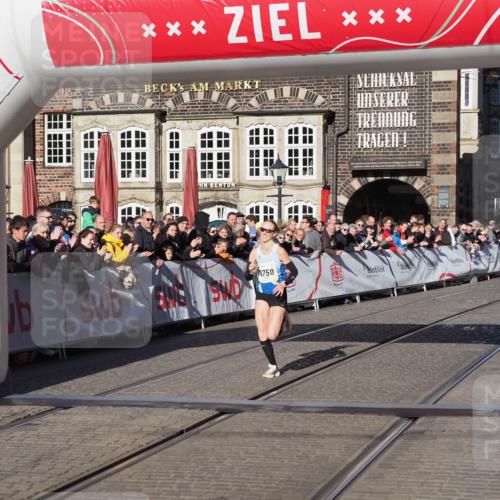 06.10.2024 - 19. swb-Marathon Bremen Luisa Fischer http://msf.ph/oto/7370988 06.10.2024 10:34:10 Ziel 8423, 8750, 8938 meine-sportfotos.de
