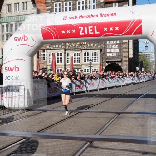 06.10.2024 - 19. swb-Marathon Bremen Luisa Fischer http://msf.ph/oto/7371031 06.10.2024 10:34:11 Ziel 8423, 8750, 8938 meine-sportfotos.de